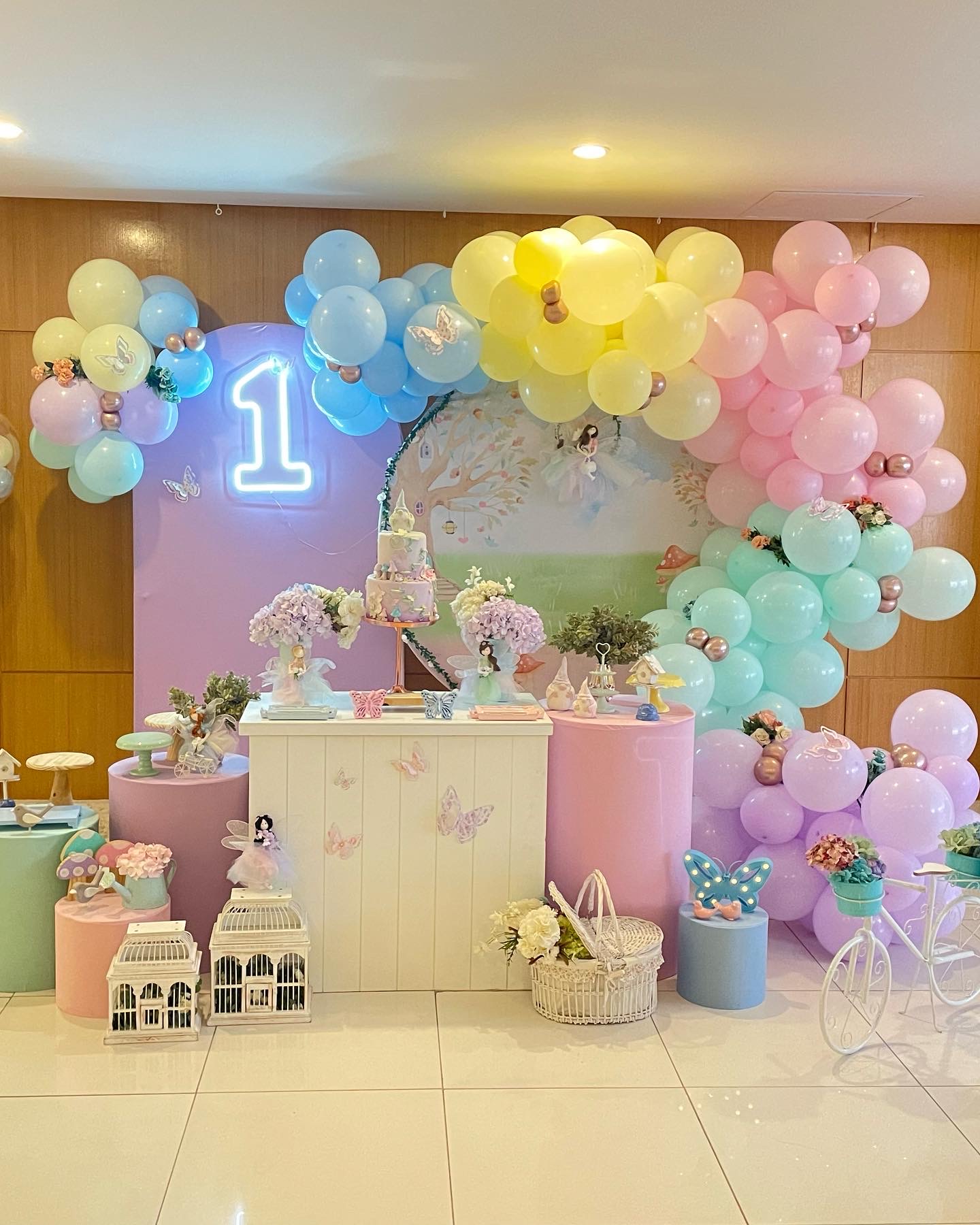 decoração jardim encantado simples versus luxo 1 ano