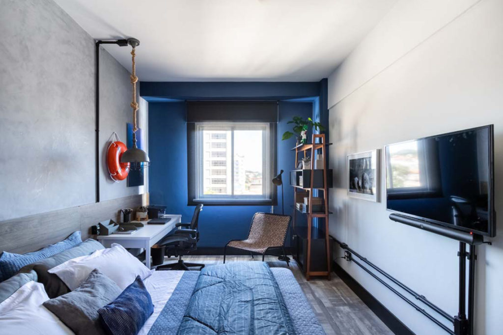 Iluminação Estratégica: Fitas de LED e Espelhos em Quartos Pequenos