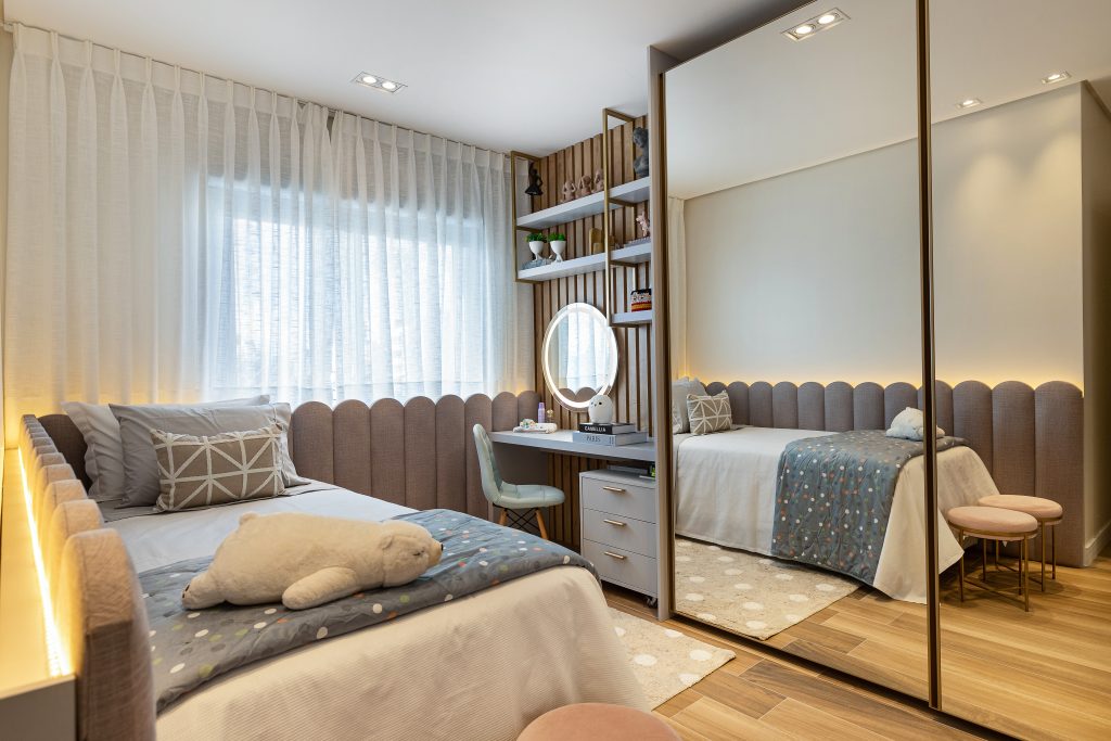 Painéis Ripados e Outros Revestimentos Modernos para Quartos Compactos