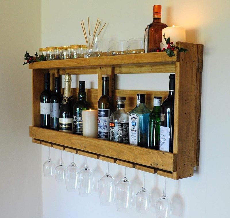 Adega de pallet com suporte para taças