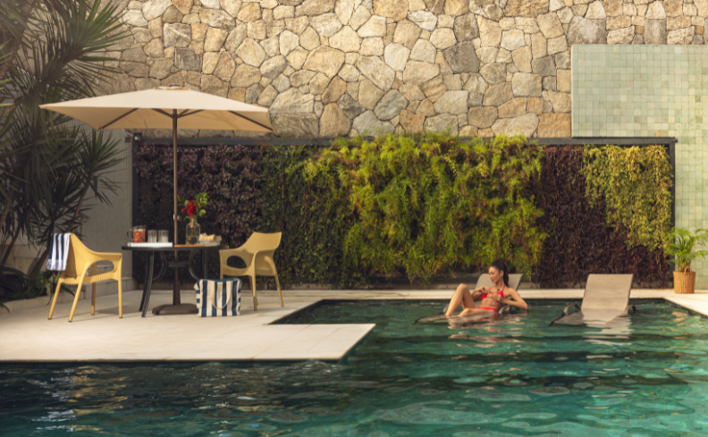 Área gourmet com piscina e churrasqueira pequena