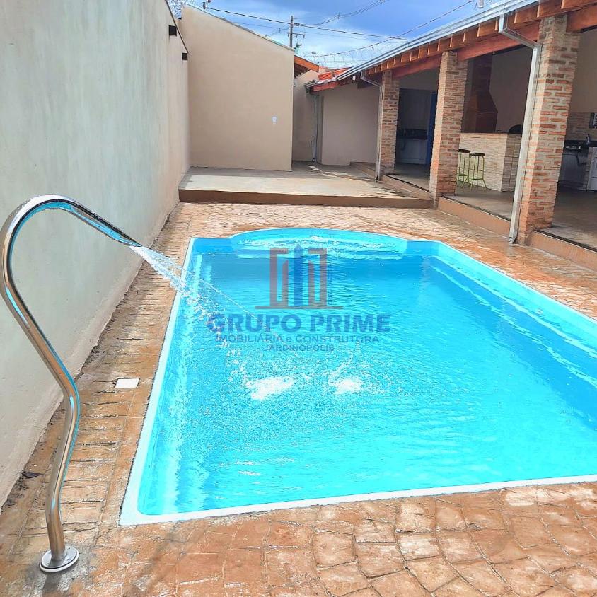 Área gourmet com piscina e churrasqueira pequena