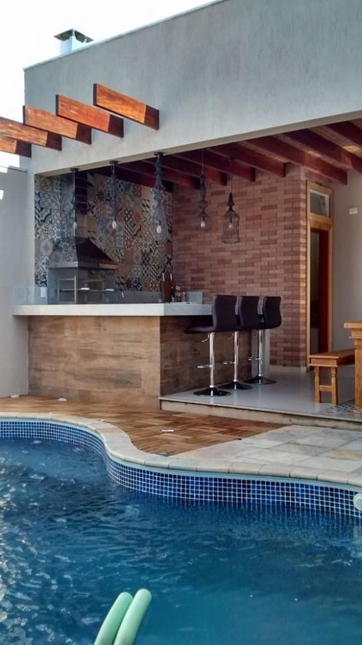 Materiais para bancada de churrasqueira perto da piscina