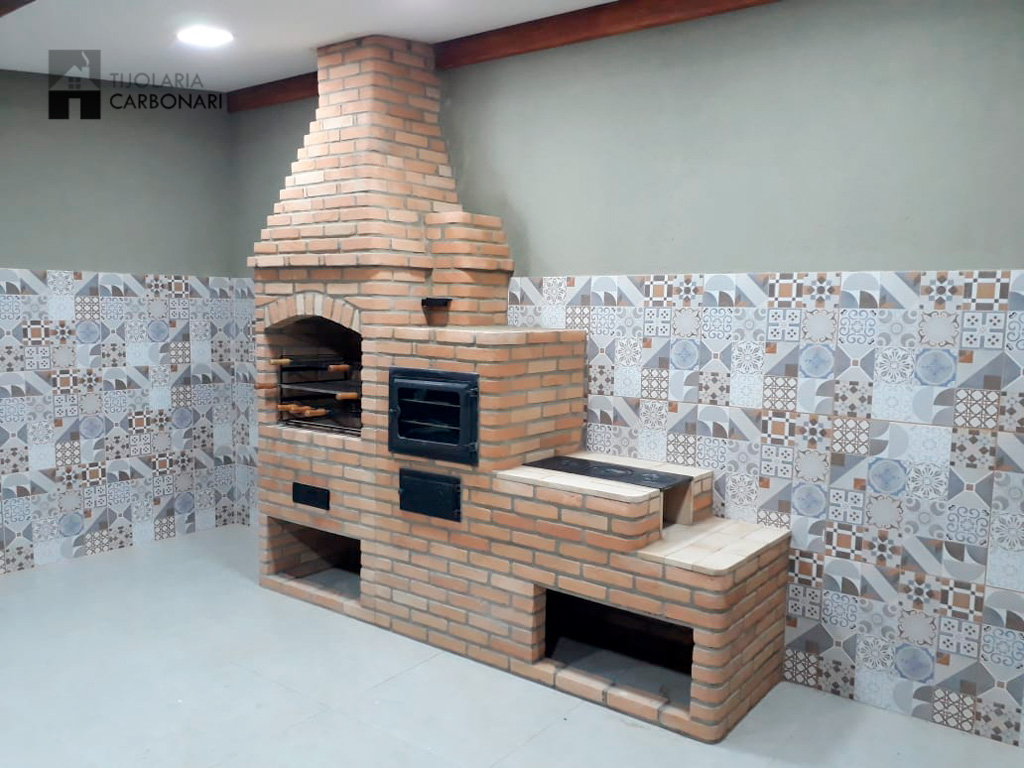cozinha gourmet moderna com fogão a lenha