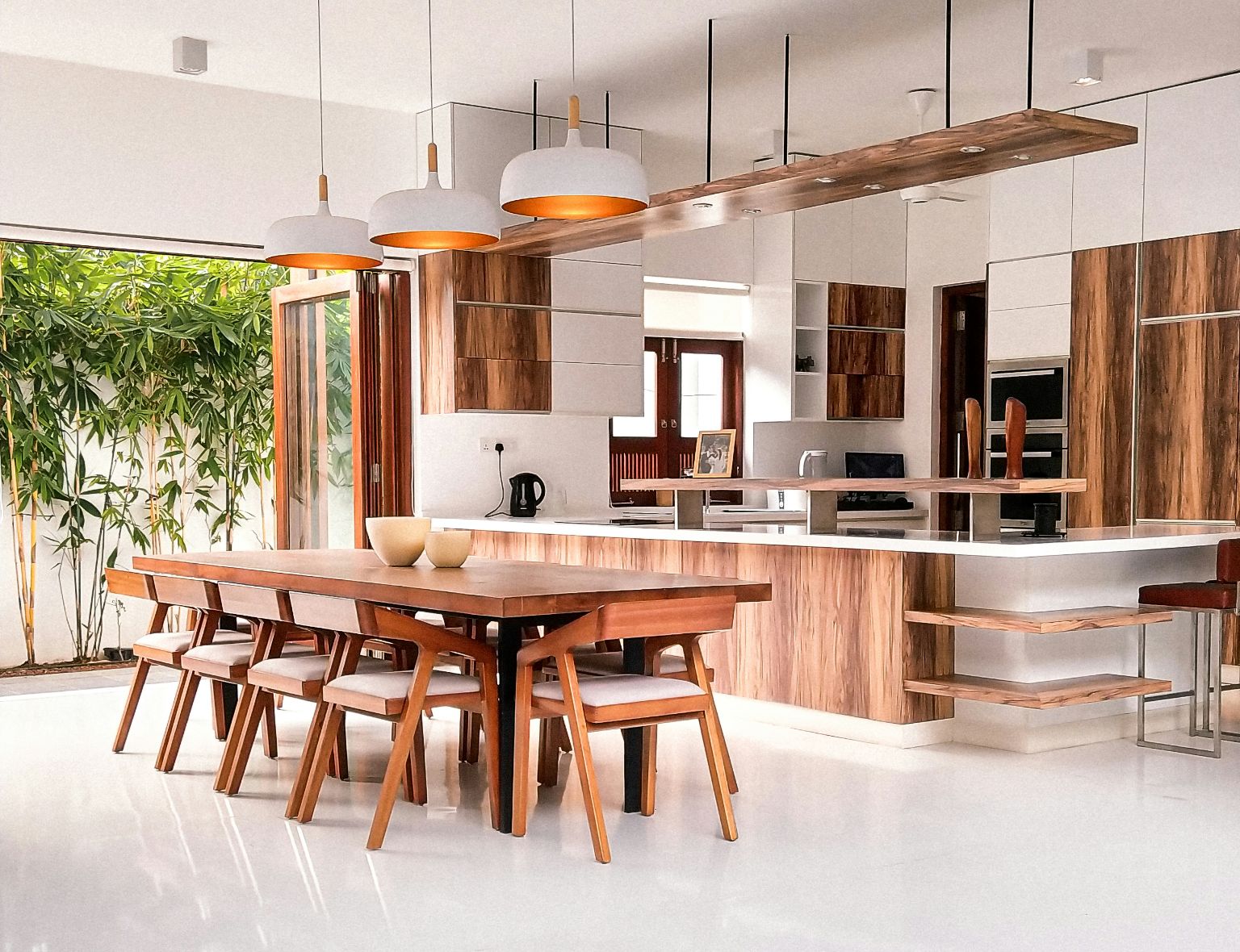 cozinha gourmet moderna com fogão a lenha