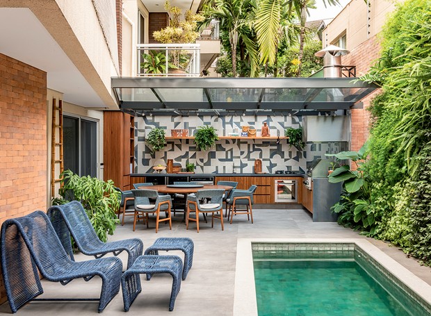área gourmet com piscina e churrasqueira moderna