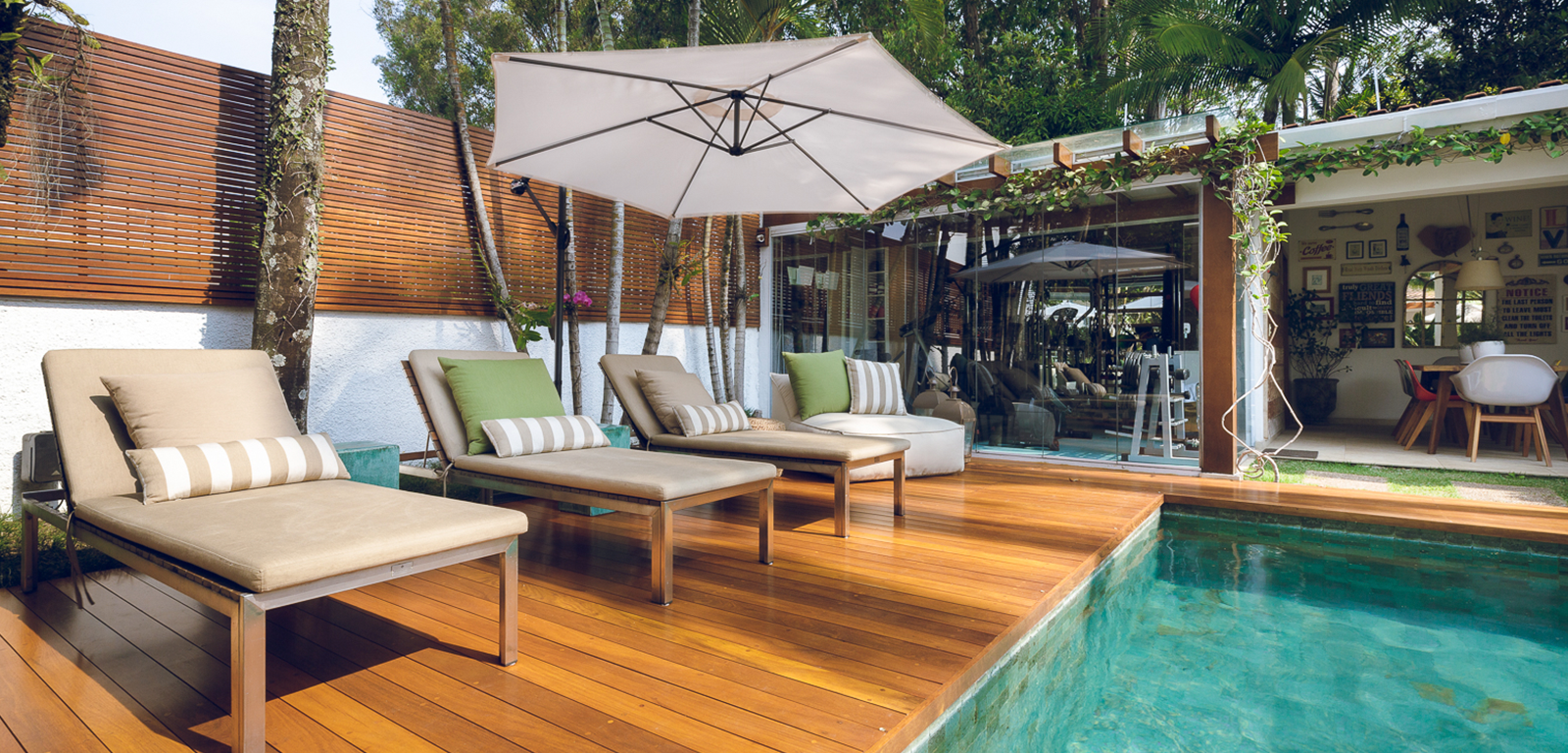 decoração área gourmet com piscina e churrasqueira
