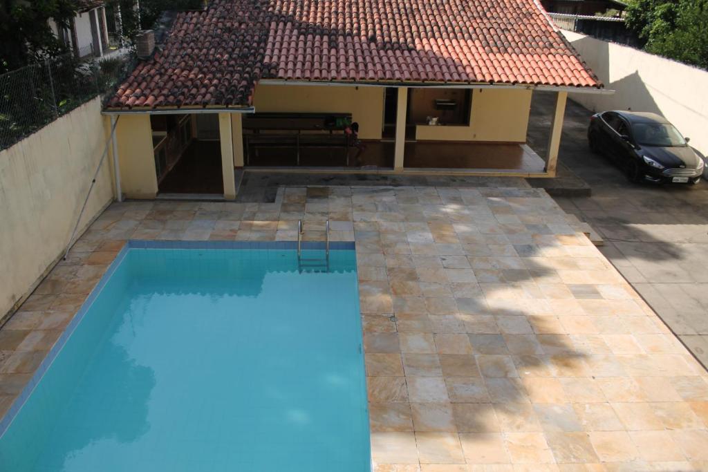 área de lazer com piscina e churrasqueira
