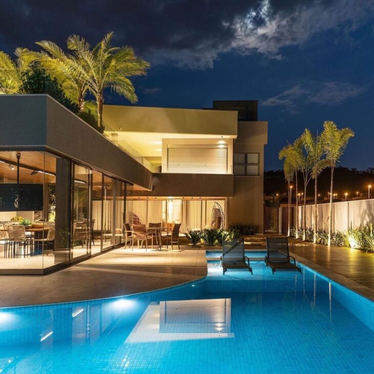 área gourmet com piscina e churrasqueira moderna