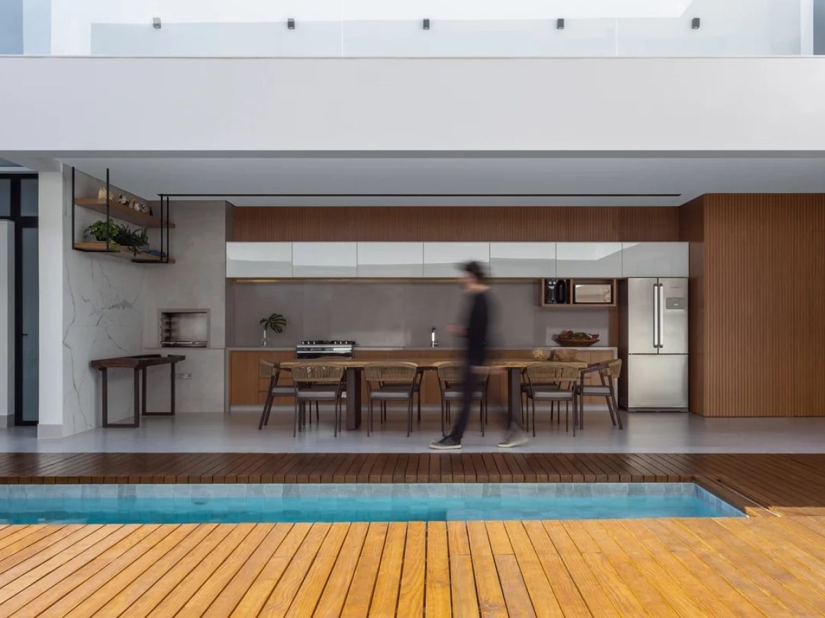 área gourmet com piscina e churrasqueira simples