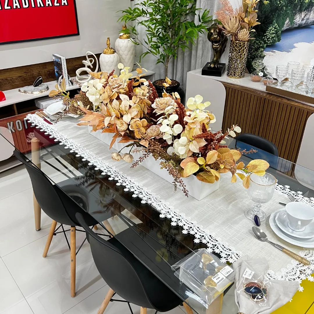 Arranjos de mesa com vasos metalizados
