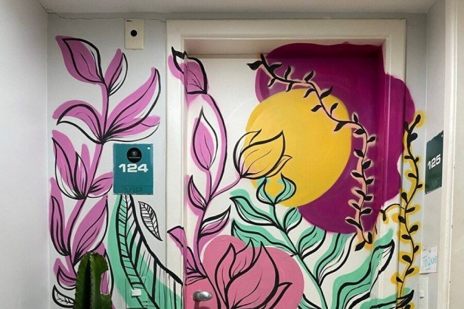 como pendurar arte na parede sem furar