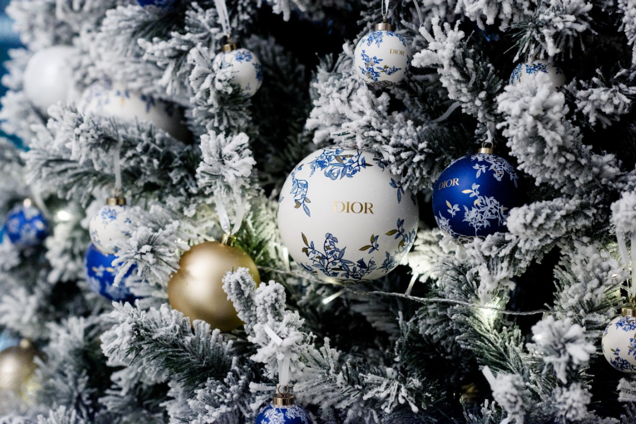 árvore de natal azul com luzes frias