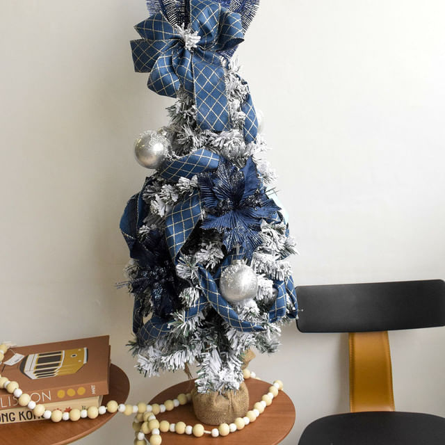 árvore de natal azul e prata