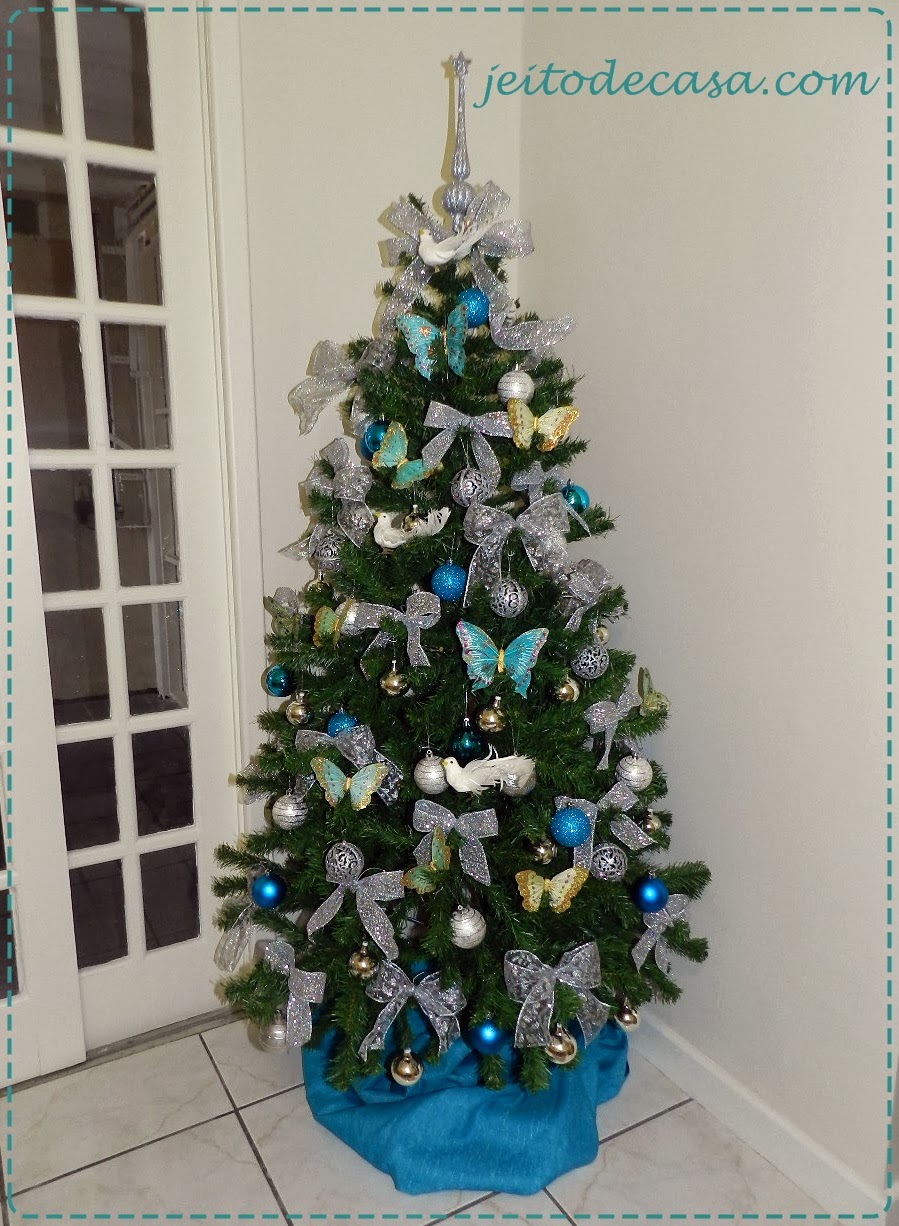 árvore de natal azul e branca