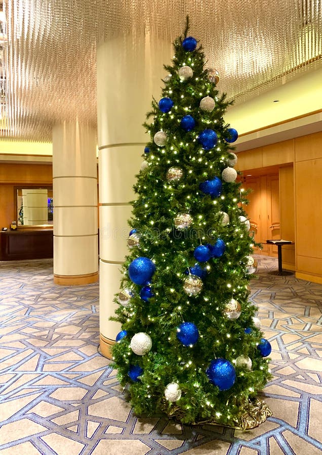 árvore de natal flocado azul