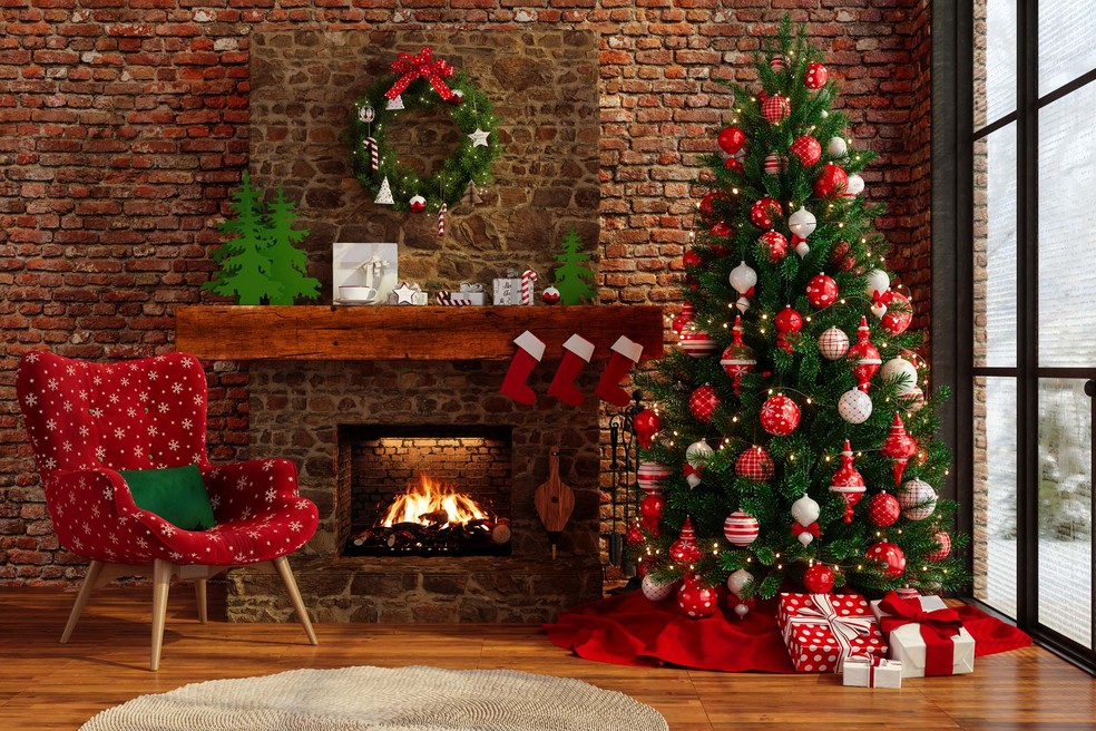 árvore de natal com laços e bolas