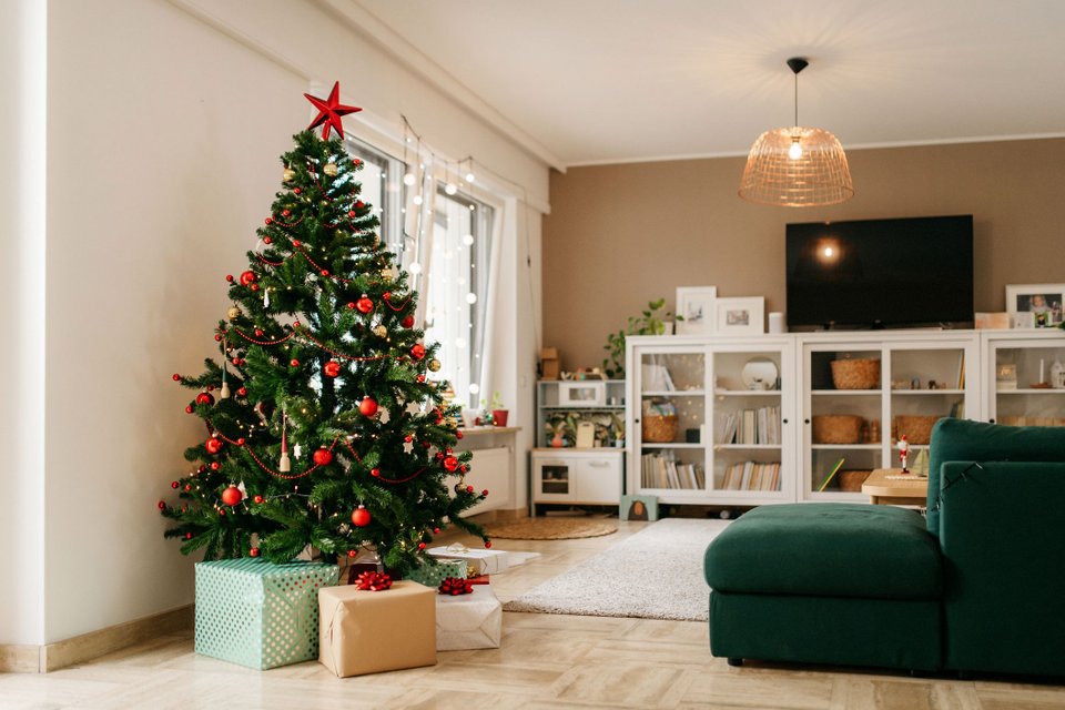 árvore de natal com luzes brancas quentes