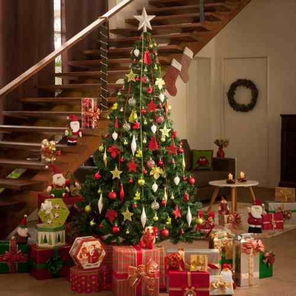 árvore de natal com laços e bolas