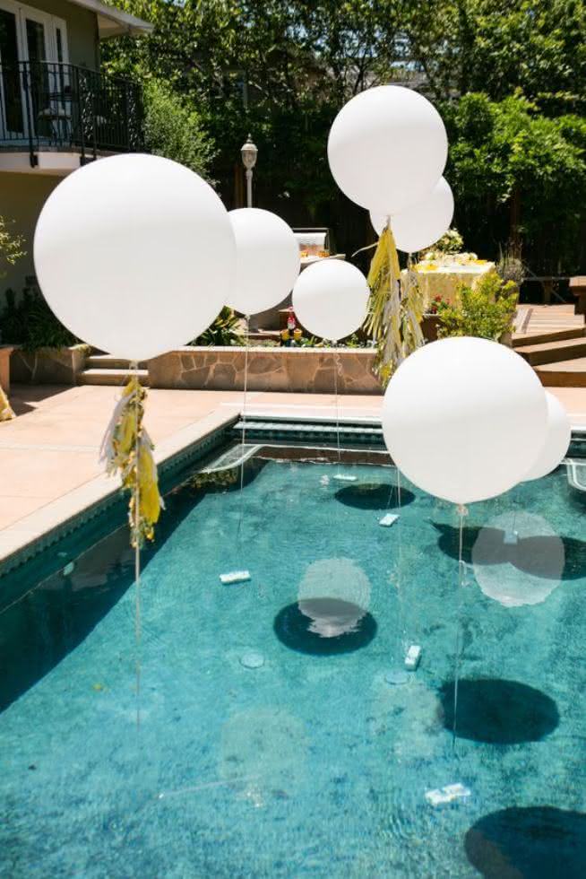 balões na piscina decoração