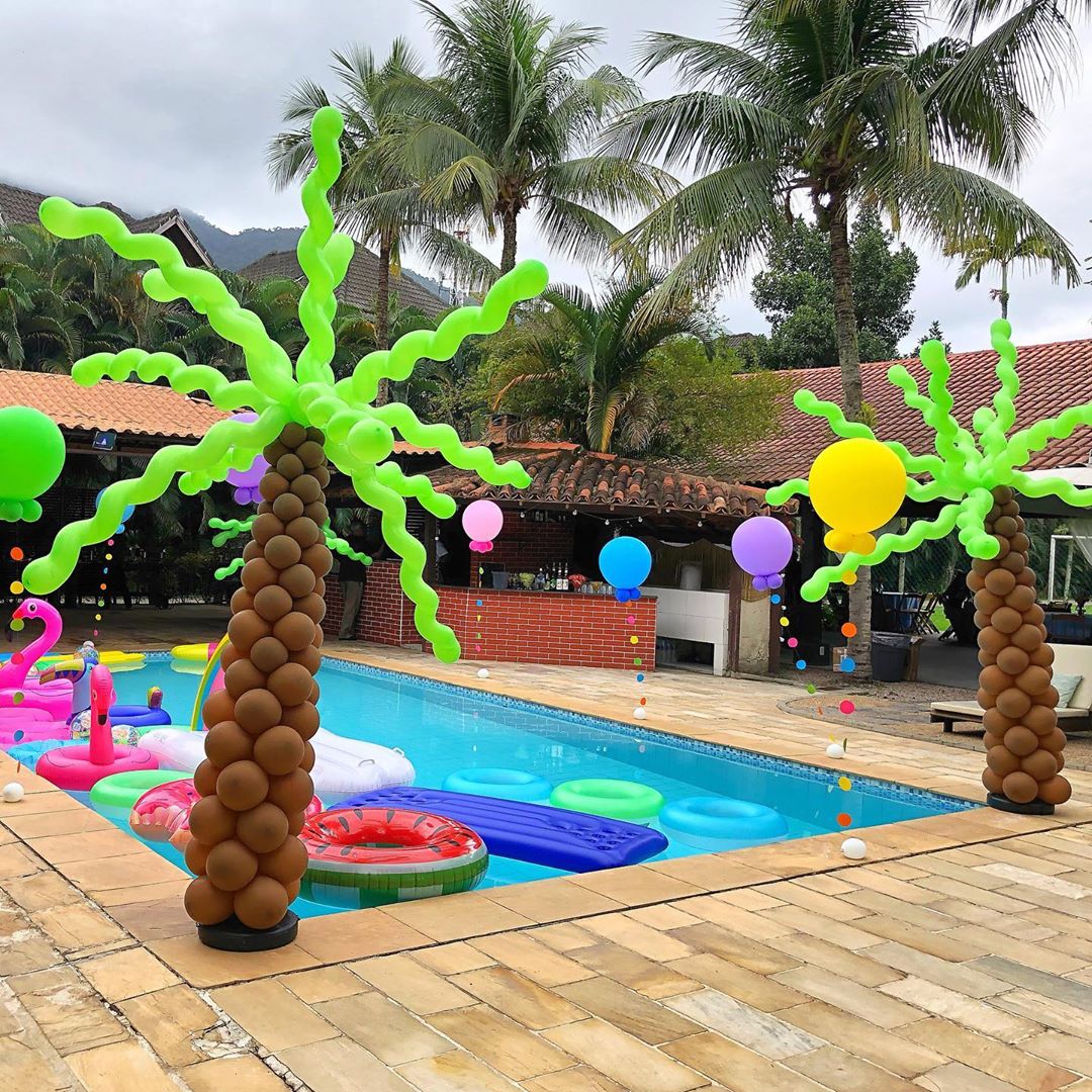 balões flutuantes vs balões na borda da piscina