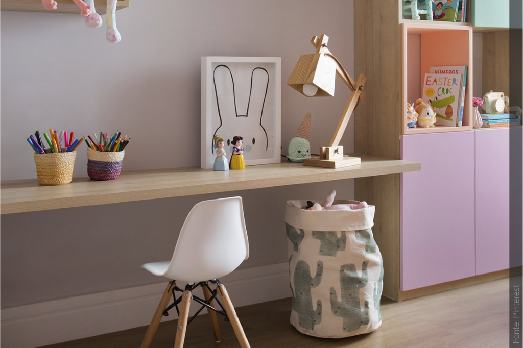 mesa de estudos infantil com cadeira