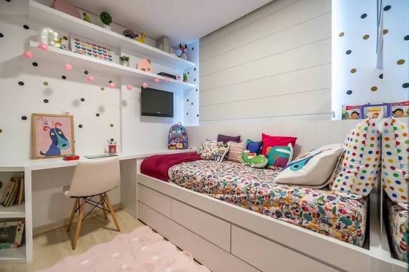 bancada infantil com nichos para brinquedos
