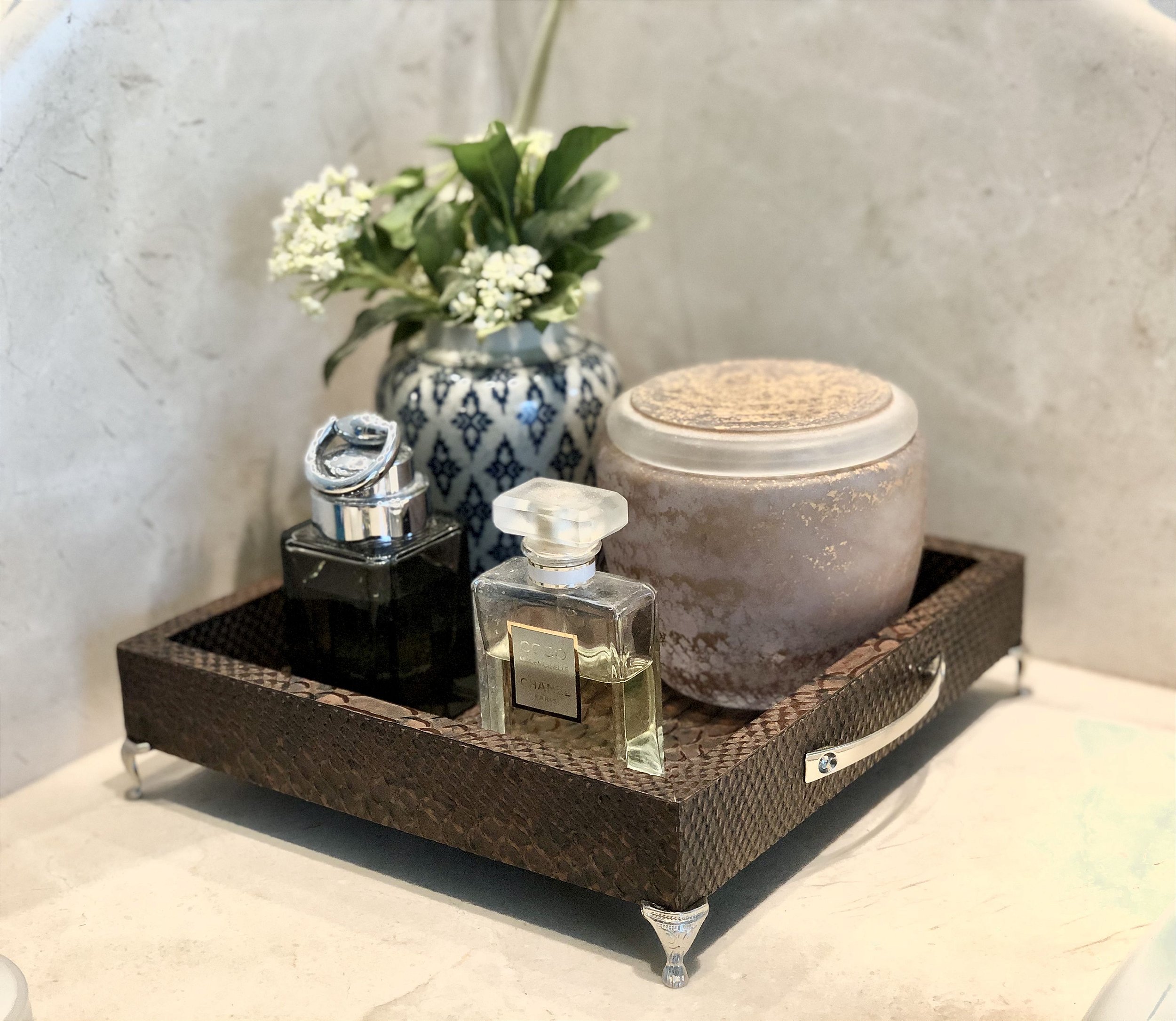 como evitar erros ao escolher bandeja decorativa para sala pequena