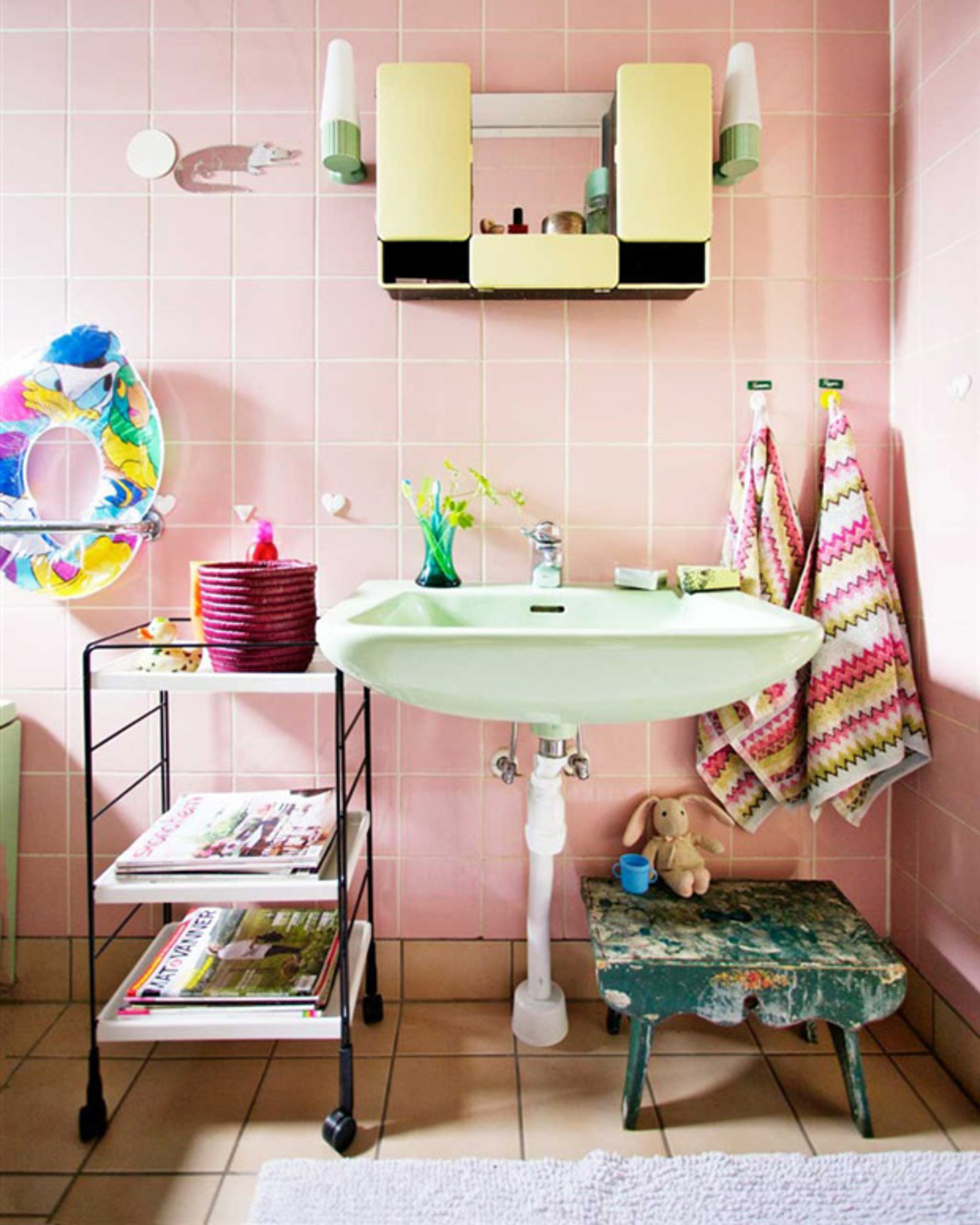 Iluminação Estratégica: Realçando Cores em Banheiros Pequenos