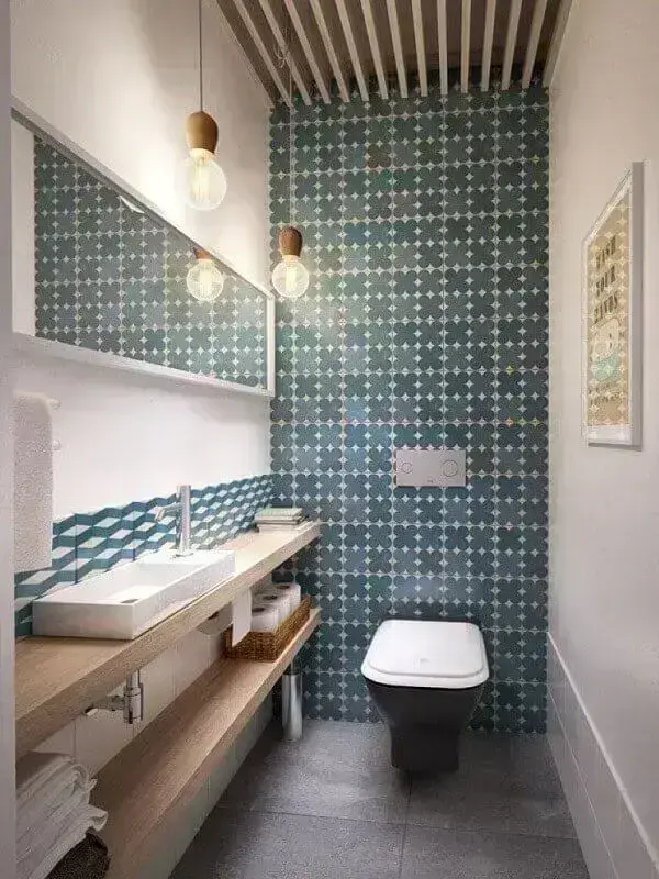 banheiro com meia parede de azulejo metrô e outra cor