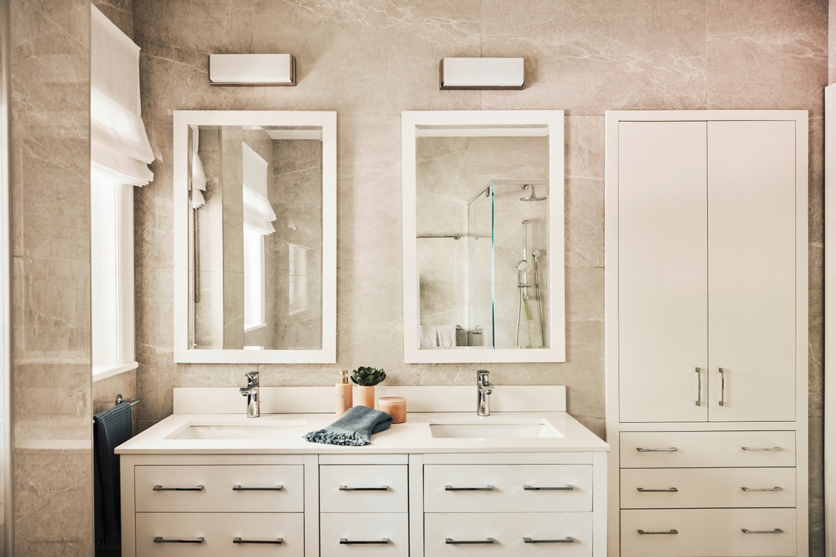 banheiro com duas cubas