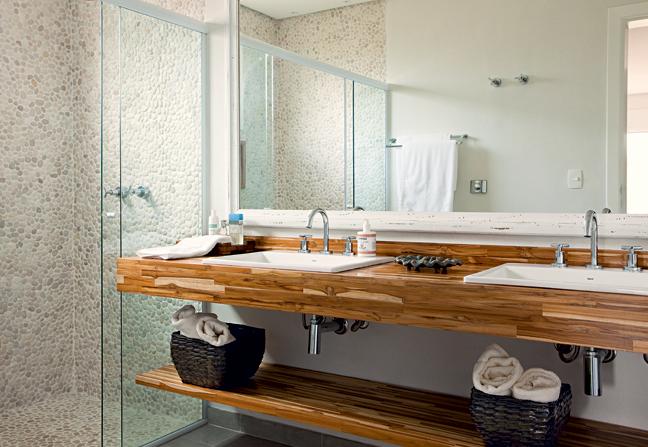 banheiro com duas cubas