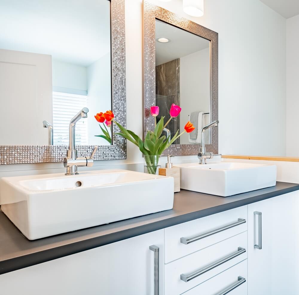 Decoração e Iluminação para Banheiros com Duas Cubas: Dicas Essenciais