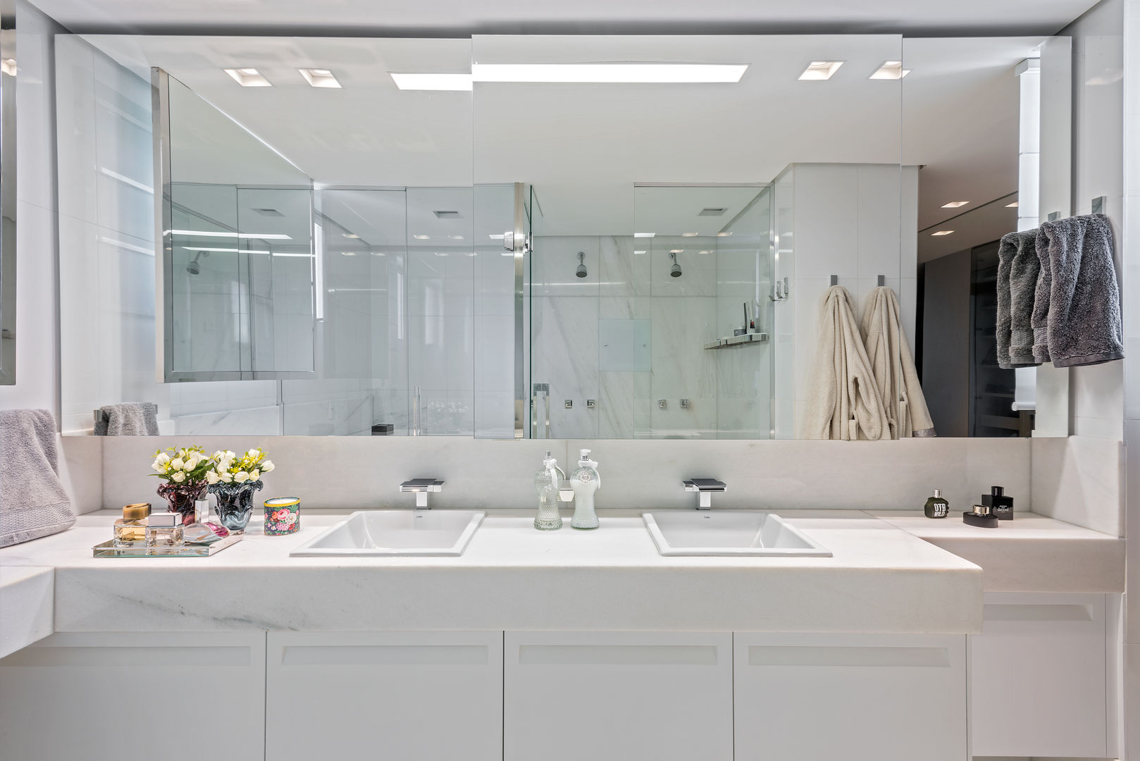 banheiro com duas cubas