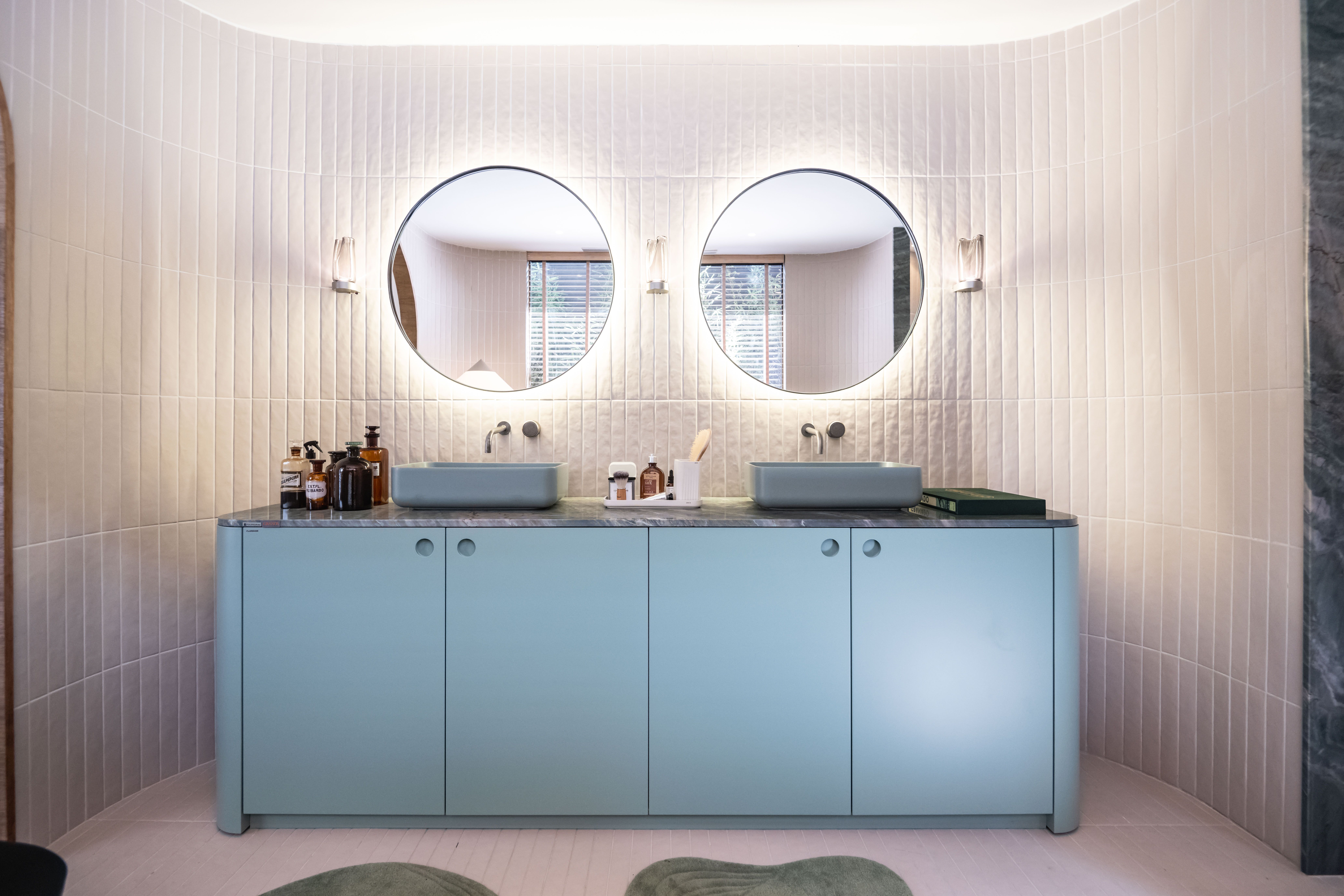 banheiro com duas cubas