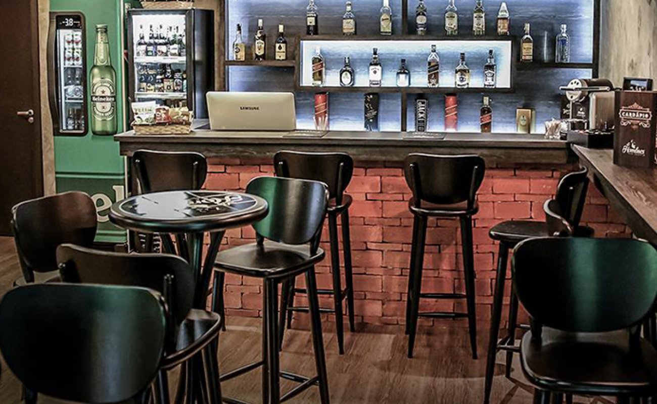 banheiro de bar temático pequeno