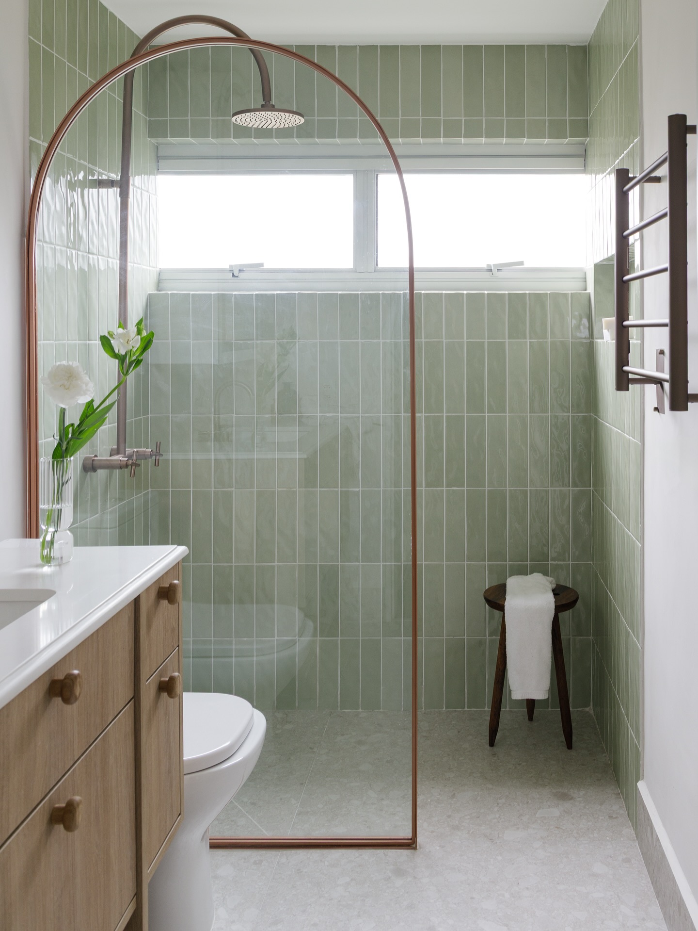 banheiro verde menta e dourado