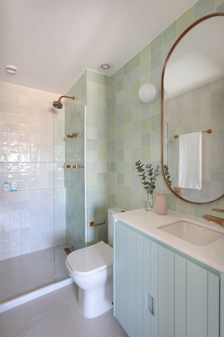 banheiro verde menta e madeira