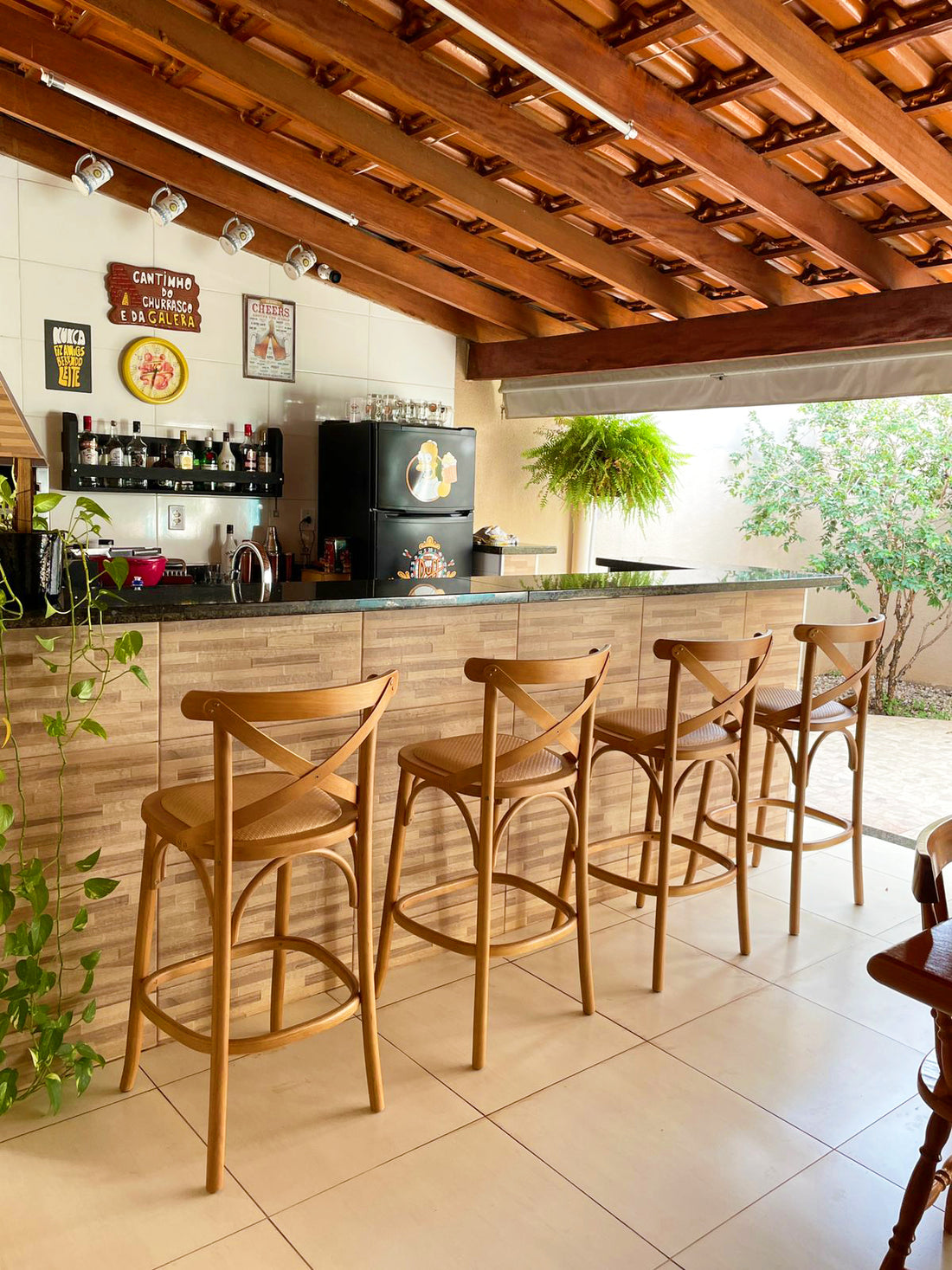 Banqueta com encosto: Conforto e estilo para sua sala de estar