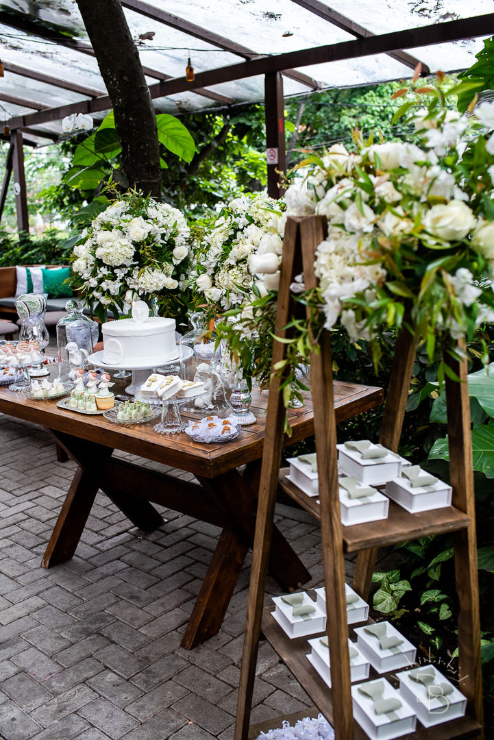 Decoração de Batizado DIY: Painéis e Mobiliário Moderno