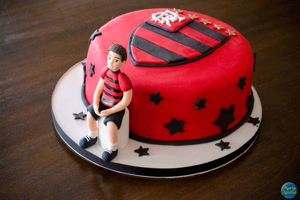 Bolo do Flamengo Estilo Luxo: Detalhes em dourado para uma festa inesquecível