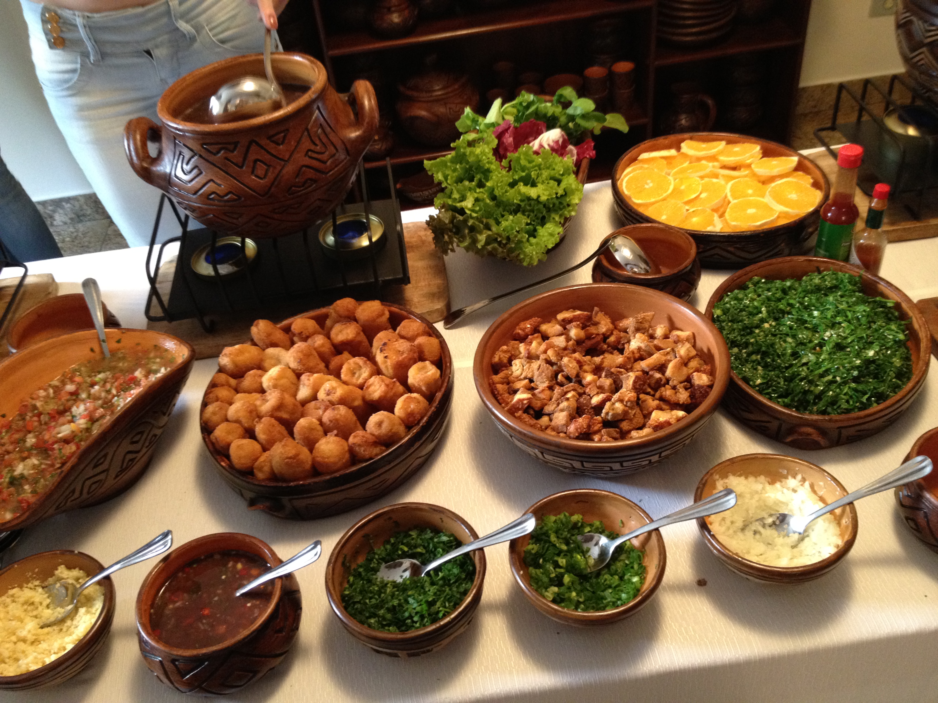 como decorar mesa de acompanhamentos feijoada