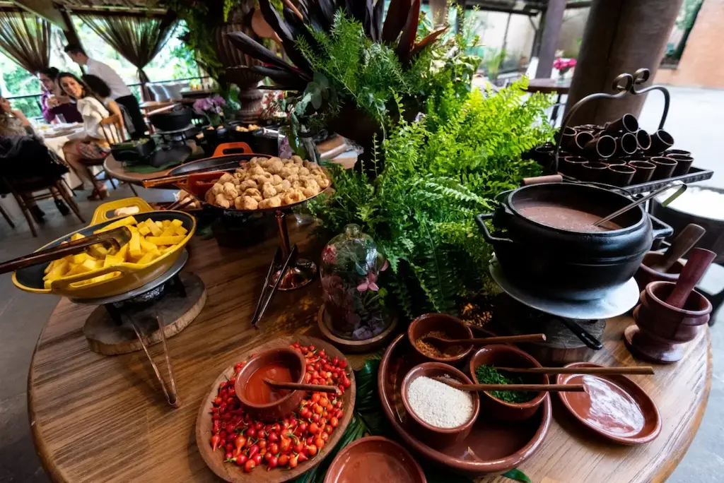 como decorar mesa de acompanhamentos feijoada