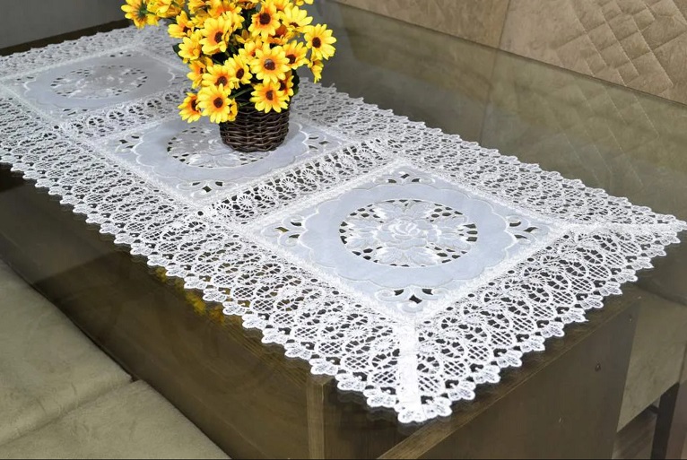 caminho de mesa linho versus crochê qual o melhor