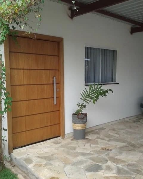 porta de madeira para área externa