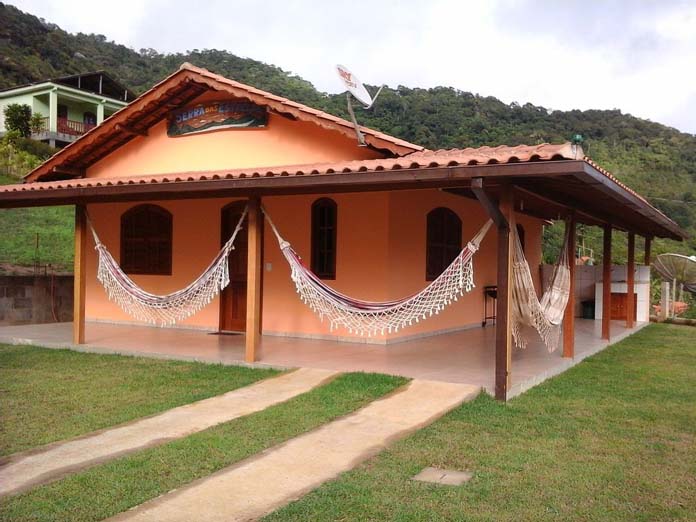 Fachada lateral com varanda