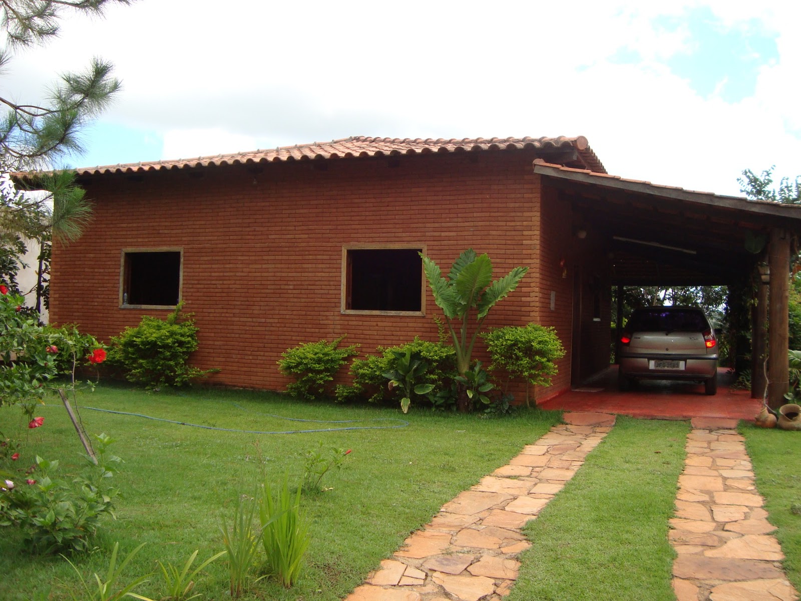 Casa com varanda lateral moderna