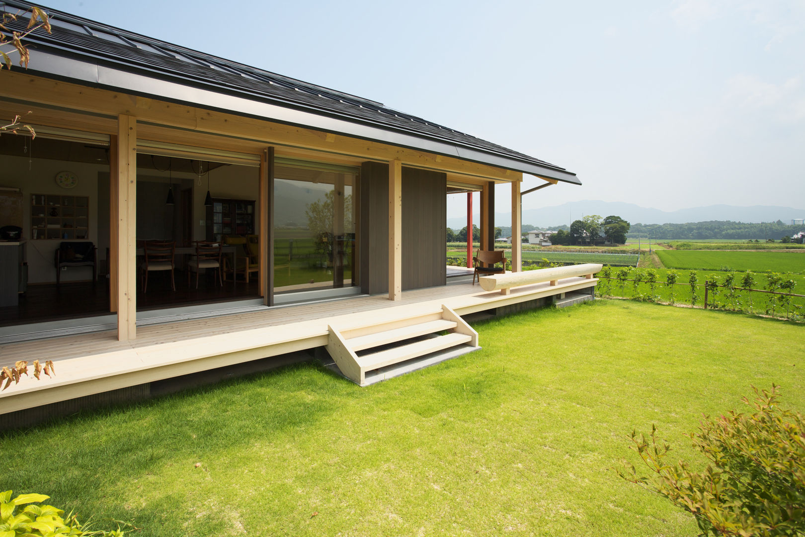 Casa com varanda na frente e lateral