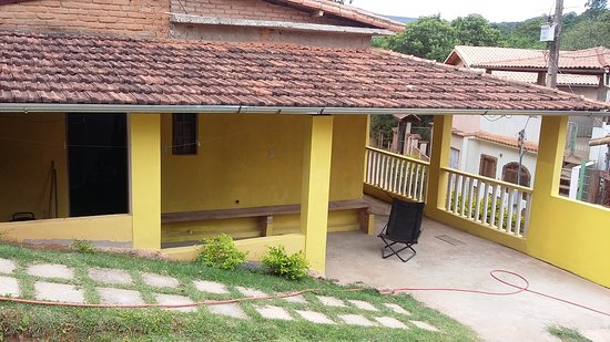 Casa com varanda lateral e quintal