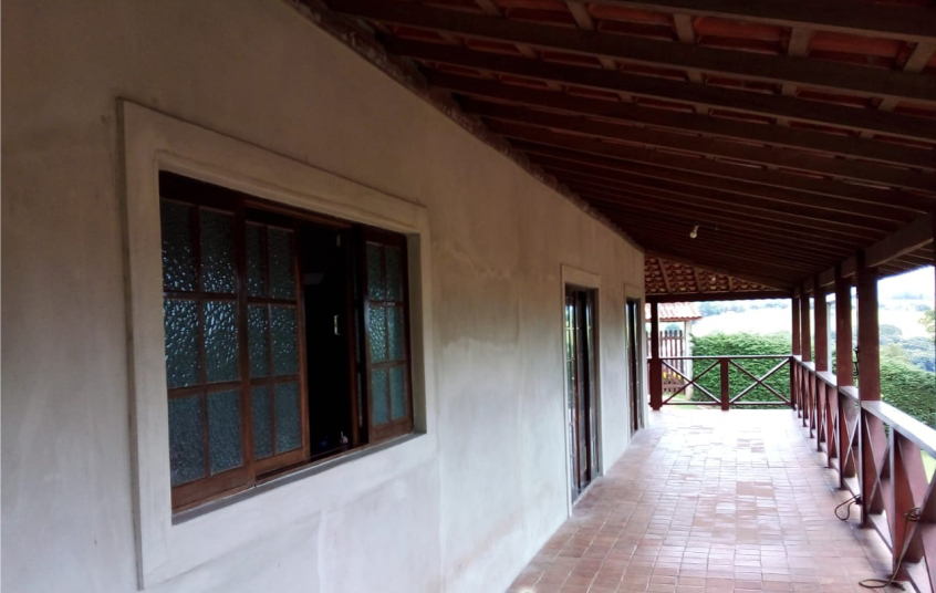 Casa com varanda lateral e garagem